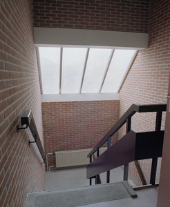 810010 Interieur van het Buurthuis De Spil (Kievitstraat 6) te Utrecht: trappenhuis.